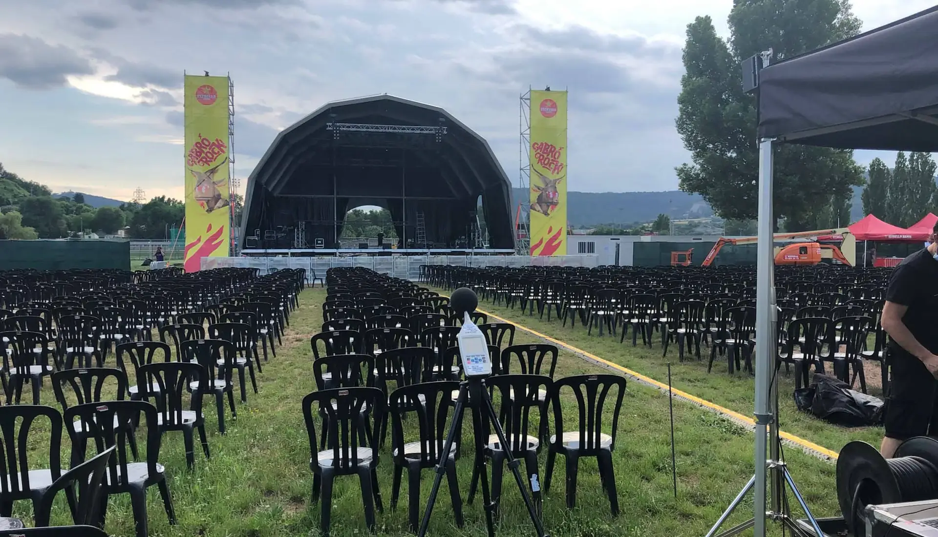 Recinte de concerts a l'aire lliure amb l'escenari i la platea muntats