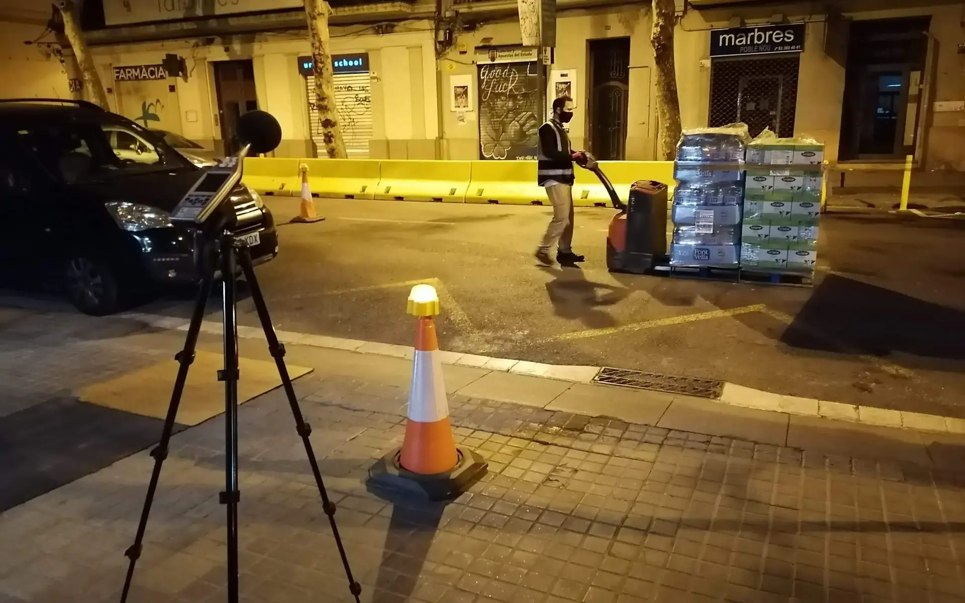Sonòmetre en un trípode durant una mesura de soroll nocturna al carrer
