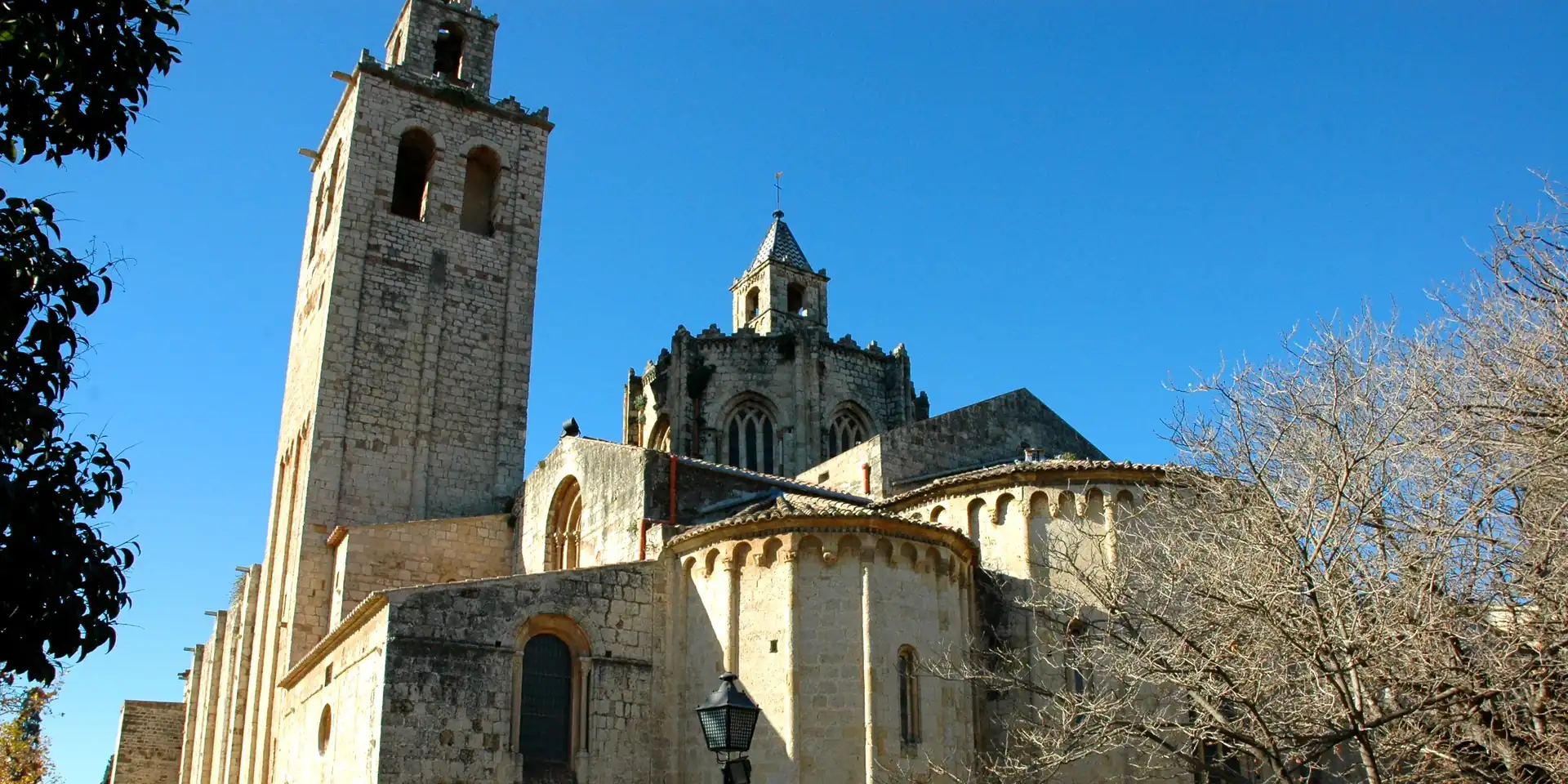 La capçalera romànica i el campanar del monestir de Sant Cugat del Vallès