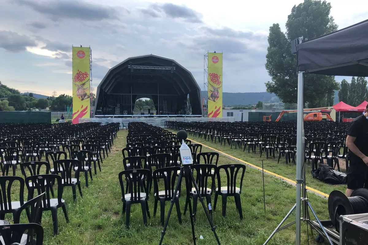 Escenari i cadires d’un concert a l’aire lliure abans de l’obertura al públic